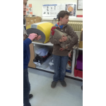 Daan en zijn Mechelse Koekoek voor de broedmachine Cosmo van Fiem