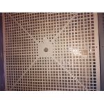 uitkomstrooster met kleine rasters voor de kuikens