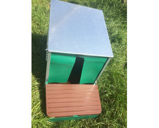 nestomatic legnest, met klep waar kippen gemakkelijk op kunnen staan